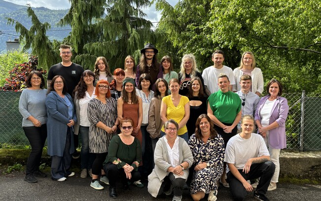Gruppenfoto von Absolvent*innen der Schule für Sozialbetreuungsberufe Josee im Freiem