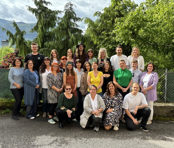Gruppenfoto von Absolvent*innen der Schule für Sozialbetreuungsberufe Josee im Freiem