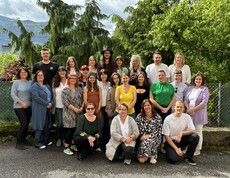 Gruppenfoto von Absolvent*innen der Schule für Sozialbetreuungsberufe Josee im Freiem