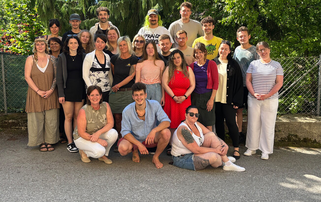 Ein Gruppenfoto von mehreren Personen im Freien.