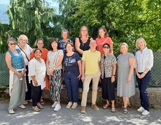 Gruppenfoto von Absolvent*innen der Schule für Sozialbetreuungsberufe Josee im Freiem