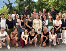 Gruppenfoto von Absolvent*innen der Schule für Sozialbetreuungsberufe Josee im Freiem
