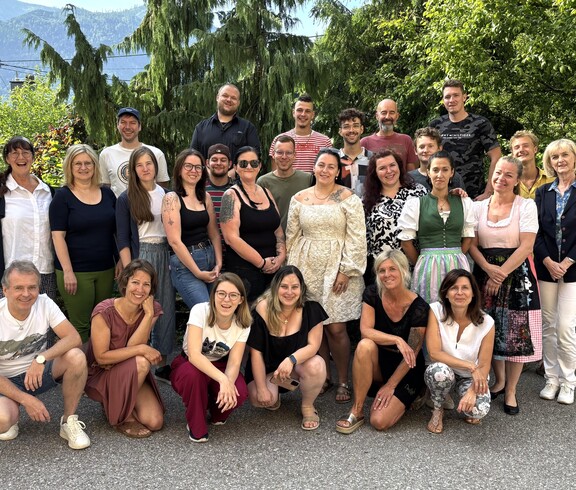 Gruppenfoto von Absolvent*innen der Schule für Sozialbetreuungsberufe Josee im Freiem